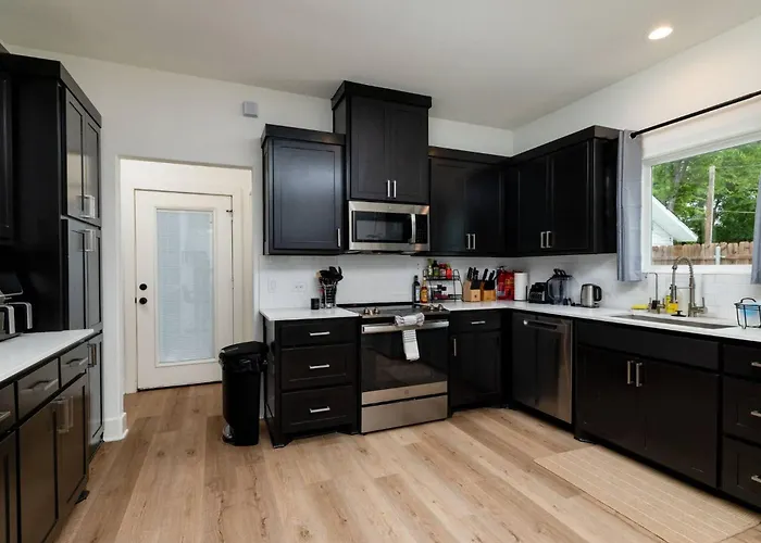 Fenced Yard - Fire Pit - Gated Parking - Workspace *