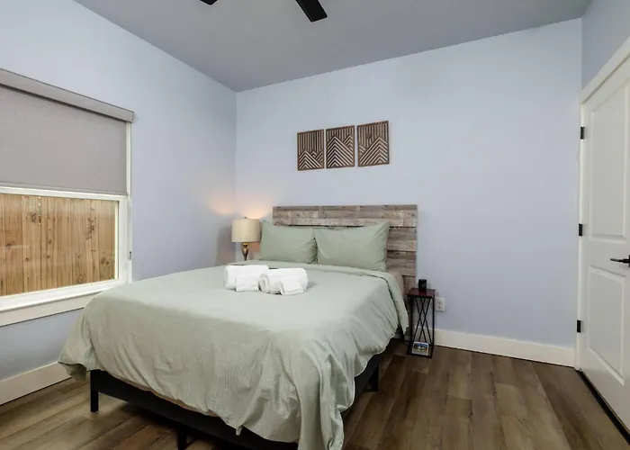 Fenced Yard - Fire Pit - Gated Parking - Workspace Fort Worth