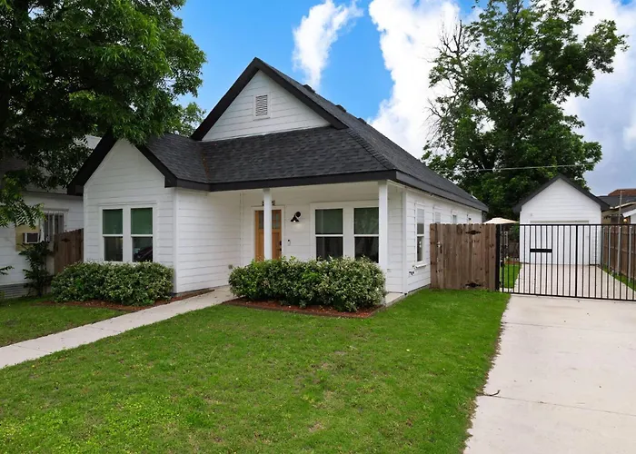 Fenced Yard - Fire Pit - Gated Parking - Workspace Holiday home *