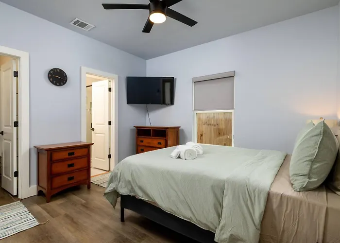 Holiday home Fenced Yard - Fire Pit - Gated Parking - Workspace Fort Worth