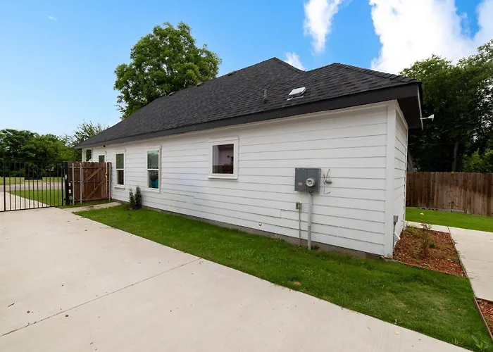 Fenced Yard - Fire Pit - Gated Parking - Workspace *