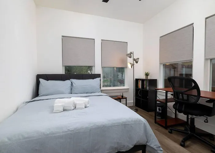 Fenced Yard - Fire Pit - Gated Parking - Workspace *