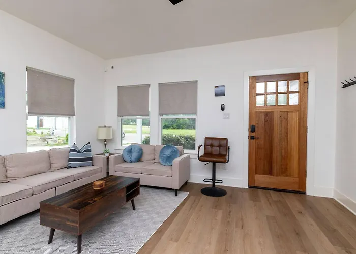 Fenced Yard - Fire Pit - Gated Parking - Workspace